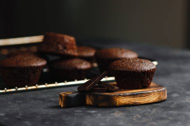 Çikolatalı kekler, muzlu ve fındıklı kekler, siyah bir masa ve koyu bir arka plan. Üst manzara, yan manzara. Yakın plan ve orta plan. Metin için boşluk.