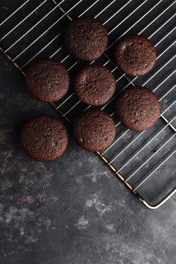 Çikolatalı kekler, muzlu ve fındıklı kekler, siyah bir masa ve koyu bir arka plan. Üst manzara, yan manzara. Yakın plan ve orta plan. Metin için boşluk.