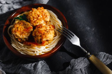 Beyaz soslu köfteli spagetti makarna, havuç ve soğanlı. Kırsal ahşap bir tabakta. Üst manzara, yan manzara. Etiket için yer.