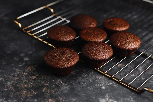 Bolinhos Chocolate Muffins Com Banana Nozes Uma Mesa Preta Fundo — Fotografia de Stock