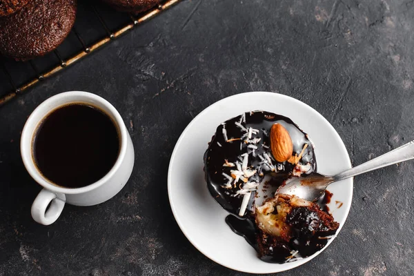 Chocolate Cupcakes Muffins Banana Nuts Cup Coffee Black Table Dark — Stock Photo, Image