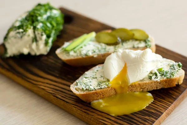 Rustikaler Hausgemachter Quark Mit Kräutern Frischkäse Sandwiches Mit Hausgemachtem Käse — Stockfoto