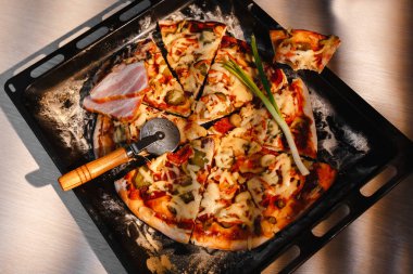 Pastırmalı ve turşulu İtalyan pizzası, mantar, kapari ve parmesan peyniri. Yan görüş, üst görüş. Işık masasında. Metin için boşluk