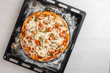 Pastırmalı ve turşulu İtalyan pizzası, mantar, kapari ve parmesan peyniri. Yan görüş, üst görüş. Işık masasında. Metin için boşluk