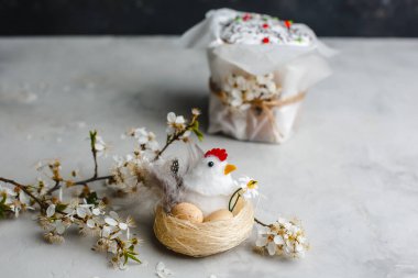 Güzel Paskalya yumurtaları. Yuvalı tavuk. Komik ve şirin bir dekorasyon. Mutlu Paskalyalar. Üst manzara, yan manzara. Metin için boşluk.