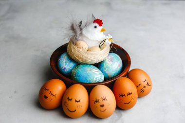 Güzel Paskalya yumurtaları. Yuvalı tavuk. Komik ve şirin bir dekorasyon. Mutlu Paskalyalar. Üst manzara, yan manzara. Metin için boşluk.