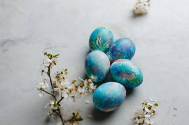 Güzel Paskalya yumurtaları. Yuvalı tavuk. Komik ve şirin bir dekorasyon. Mutlu Paskalyalar. Üst manzara, yan manzara. Metin için boşluk.