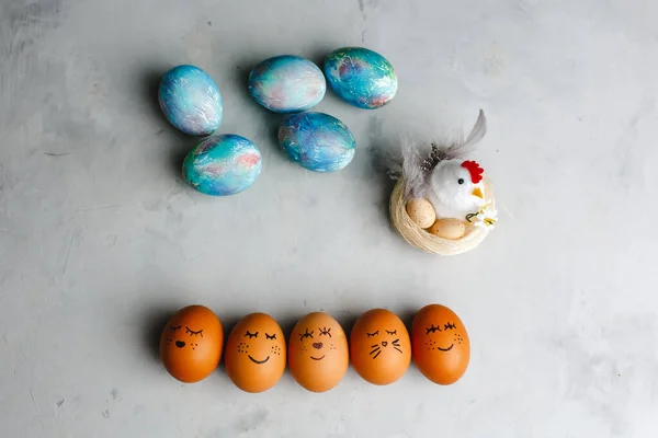 Прекрасные Пасхальные Яйца Курица Гнездом Забавное Милое Украшение Счастливой Пасхи — стоковое фото