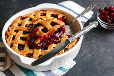 Ev yapımı Amerikan kirazlı turtası. Çok lezzetli. Koyu arkaplanda, üst tarafta, kenar manzaralı. Metin için boşluk.