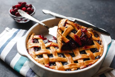 Ev yapımı Amerikan kirazlı turtası. Çok lezzetli. Koyu arkaplanda, üst tarafta, kenar manzaralı. Metin için boşluk.