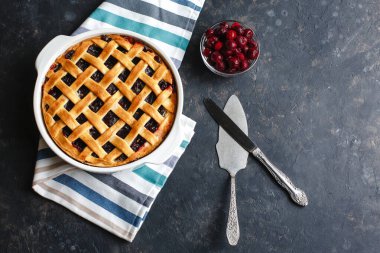 Ev yapımı Amerikan kirazlı turtası. Çok lezzetli. Koyu arkaplanda, üst tarafta, kenar manzaralı. Metin için boşluk.