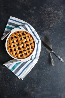 Ev yapımı Amerikan kirazlı turtası. Çok lezzetli. Koyu arkaplanda, üst tarafta, kenar manzaralı. Metin için boşluk.