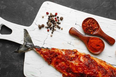 Çiğ uskumru fileto, paprika, tatlı biber ve sarımsaklı. Pişirmek için gerekli malzemeler. Açık renk kesim tahtasında, koyu bir arkaplanda. Yukarıdan manzara. Metin için boşluk.