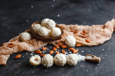 Ev yapımı tatlılar, içinde badem ve konsantre süt bulunan beyaz Raffaello topları ve hindistan cevizi talaşı ile kaplanmış geleneksel Noel tatlısı.