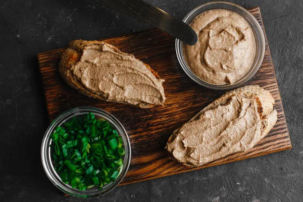 Verse Zelfgemaakte Kippenleverpaté Met Kruiden Brood Bruschetta Met Leverpaté Met — Stockfoto