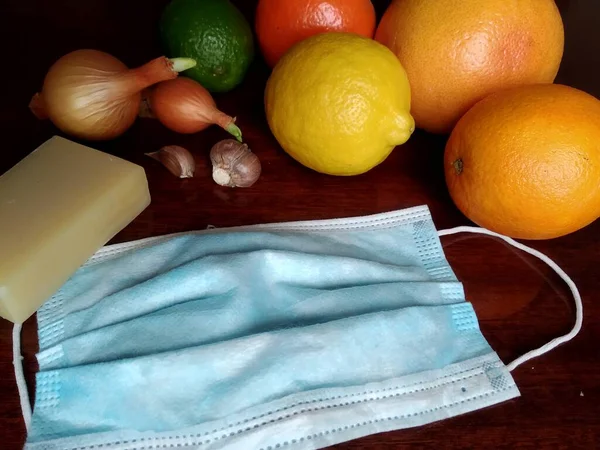免疫力を高めるための果物や野菜 レモン オレンジ ライム グレープフルーツ パセリと玉ねぎ ウイルス コロナウイルスから保護するためのマスクと石鹸 — ストック写真