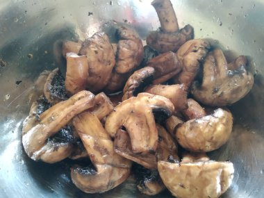 Tabakta ızgara sebze, terbiye edilmiş mantar.