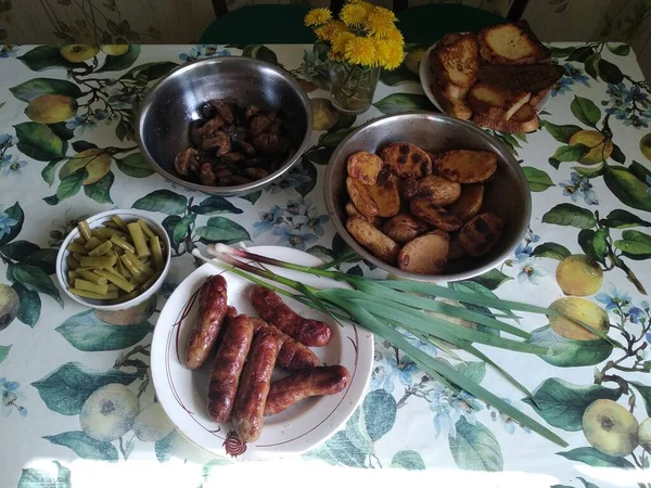 Feestelijke Tafel Met Schotels Tafel Worstjes Gegrilde Groenten Borden — Stockfoto