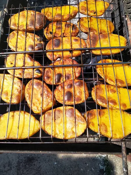 Patate Grigliate Barbecue Piatti Alla Griglia Verdure Alla Griglia Legna — Foto Stock