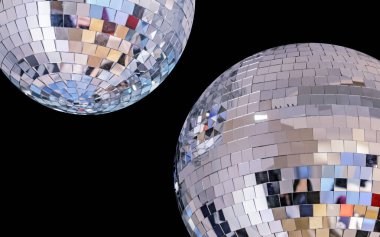 Siyah arka planda parlak disko topları. Disko partileri için ayna topları.