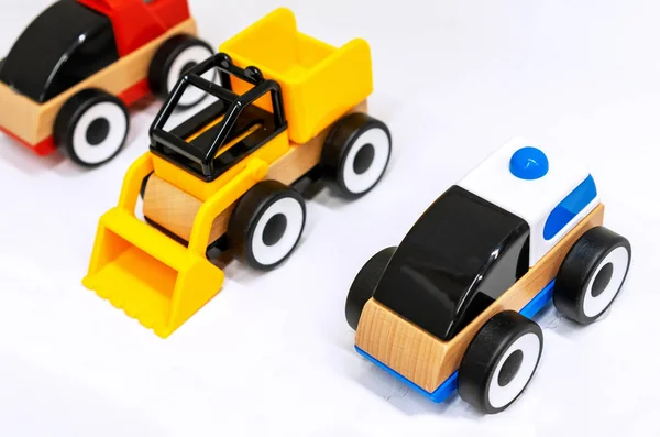 Carros de brinquedo de madeira em um fundo branco . — Fotografia de Stock