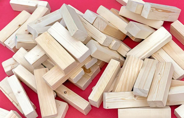 Holzklötze auf rosa Hintergrund. Haufen Holzbretter. — Stockfoto