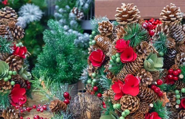 Ozdoby świąteczne szyszkami, czerwonymi jagodami i kwiatami. — Zdjęcie stockowe