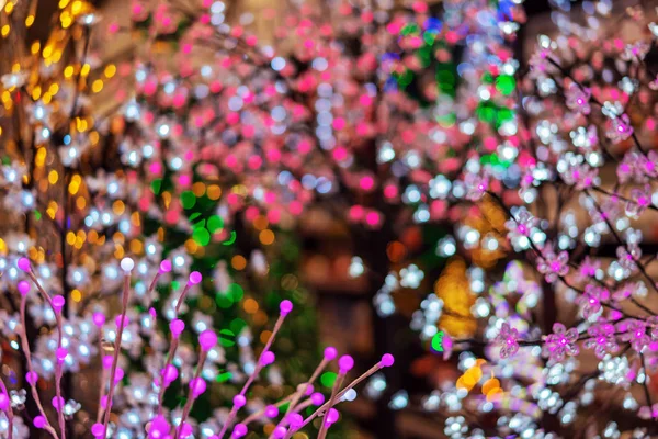 Defokussierter weihnachtlicher Hintergrund mit bunten Lichtern. Neujahrshintergrund mit Bokeh. — Stockfoto