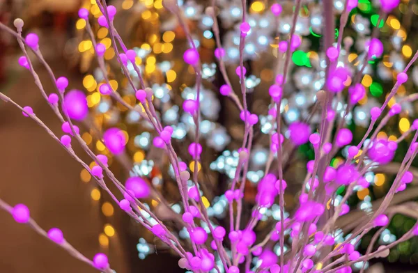 Fond de Noël déconcentré avec des lumières roses. Fond du Nouvel An avec bokeh . — Photo