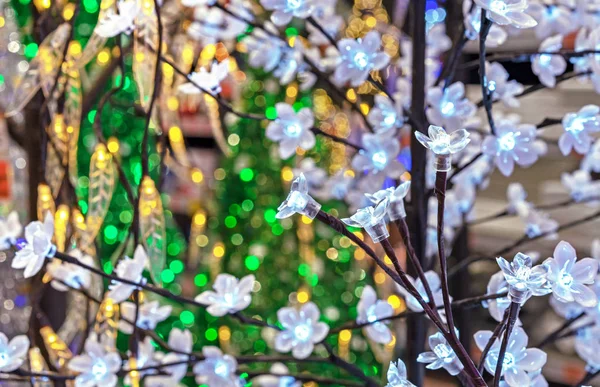 Defocused kerst achtergrond met witte lichten. Nieuwjaarsachtergrond met bokeh. — Stockfoto