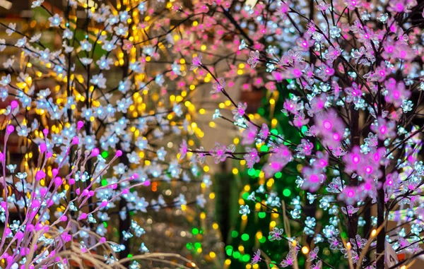 Fundo de Natal desfocado com luzes multicoloridas. Fundo de Ano Novo com bokeh . — Fotografia de Stock