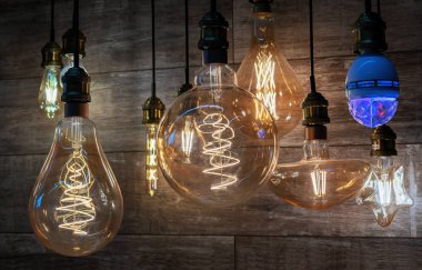 Klasik tarzda ampuller. Edison 'un lambaları çatı katının içinde..