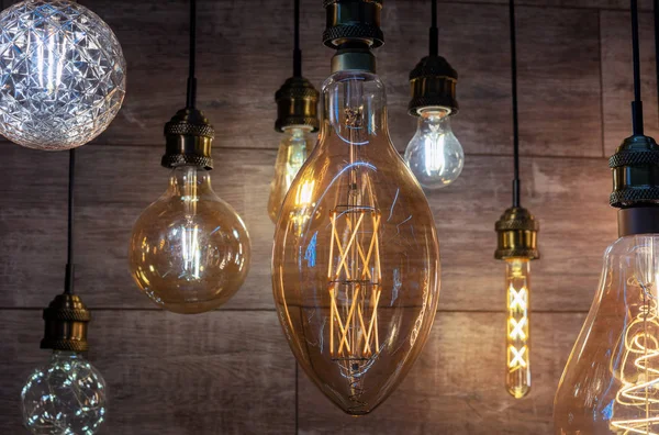 Vintage stílusú villanykörték. Edison lámpái a padlás belsejében.. — Stock Fotó