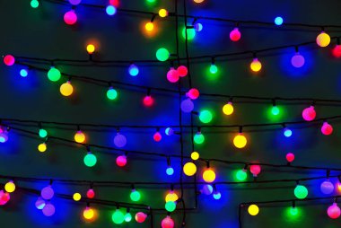 Parlayan Noel çelenkleri. Yılbaşı ışıklarıyla arka plan.