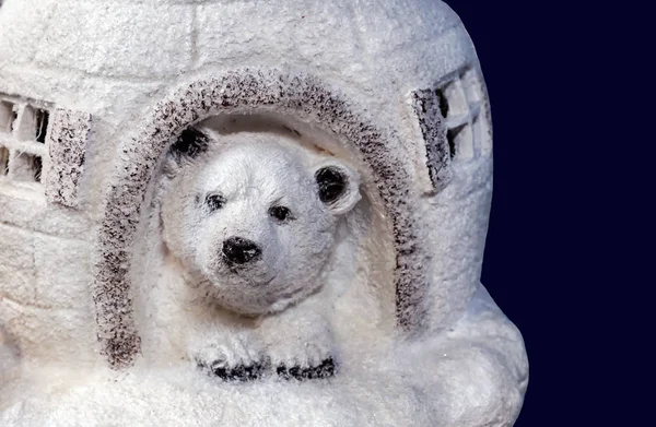 Vánoční figurka ledního medvěda v zasněženém domě. — Stock fotografie
