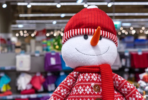 Kırmızı kazaklı, atkılı ve şapkalı bir kardan adamın Noel oyuncağı.. — Stok fotoğraf
