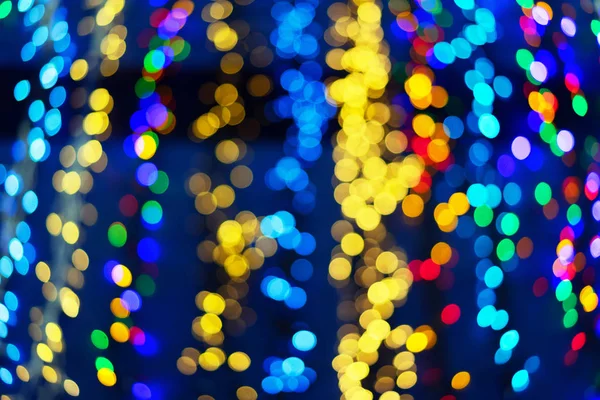 Різдвяні гірлянди з барвистим сяйвом. Різдвяний фон з різнокольоровим боке . — стокове фото