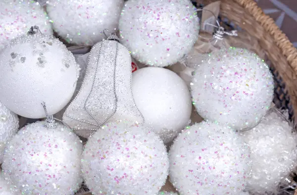 Белые рождественские яйца. Новогодние украшения в белых тонах . — стоковое фото