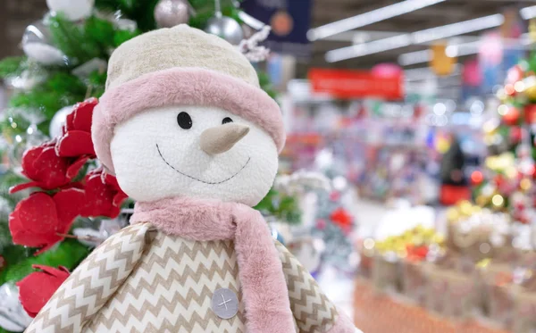 Ceket, atkı ve şapka giymiş bir kardan adamın Noel oyuncağı.. — Stok fotoğraf