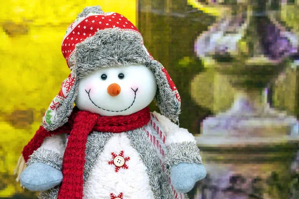 Cristmas peluche di pupazzo di neve in maglione, sciarpa rossa e cappello . — Foto Stock