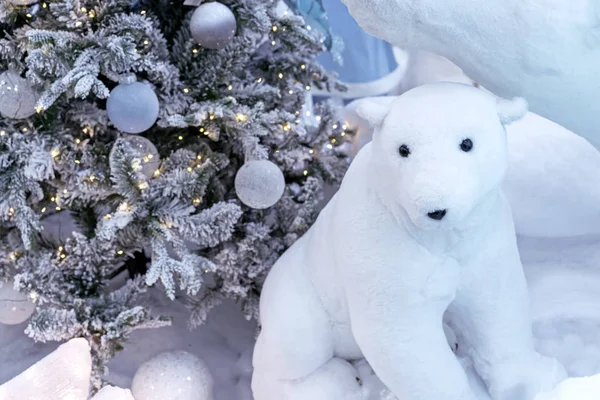 Noel ağacının arka planında yumuşak bir kutup ayısı oyuncağı. — Stok fotoğraf