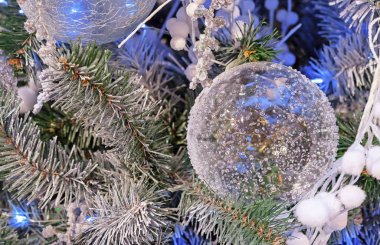 Şeffaf noel balosu. Noel ağacında buzlu Noel balosu.