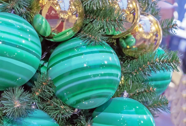 Bolas verdes de Natal com riscas. Decoração de Natal em cores verdes . — Fotografia de Stock