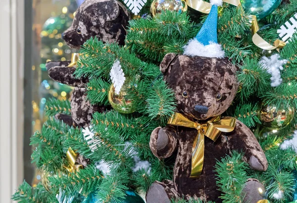 Noel ağacında oyuncak ayı. Oyuncak ayılarla Noel dekoru. — Stok fotoğraf