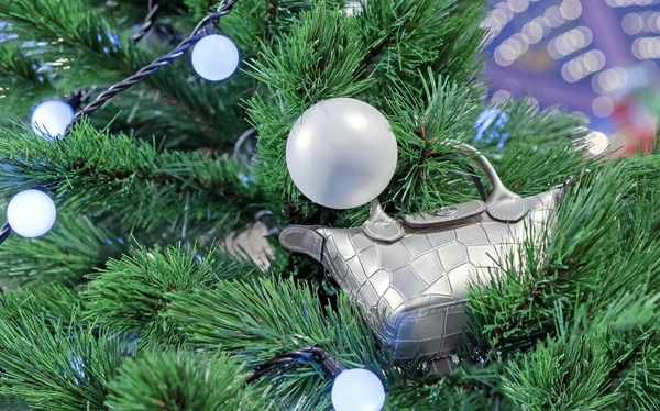 Decoração de Natal na forma de uma pequena bolsa em uma árvore de Natal . — Fotografia de Stock