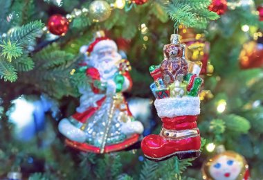 Cam Noel oyuncağı. Kırmızı çizmeli Noel Baba hediyeli. Eski tarz Noel dekoru.