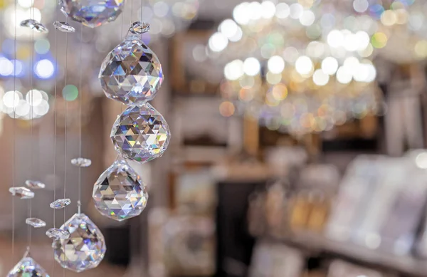 Balles de cristal suspendues dans un lustre moderne . — Photo