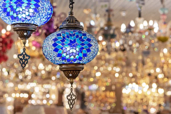 Традиционная старая турецкая лампа. Восточная лампа из кусочков разноцветного стекла . — стоковое фото