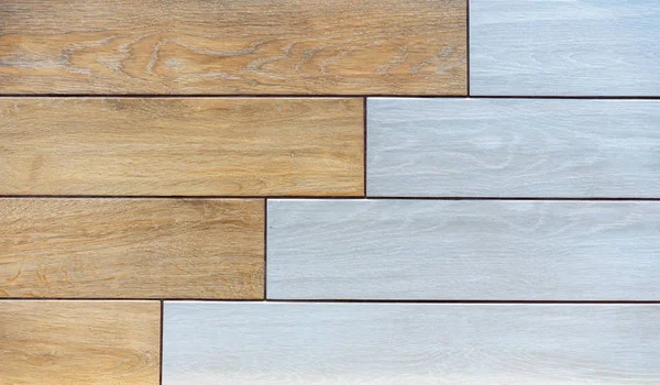 Tahta taklidi yapılmış kahverengi ve gri porselen fayanslar..