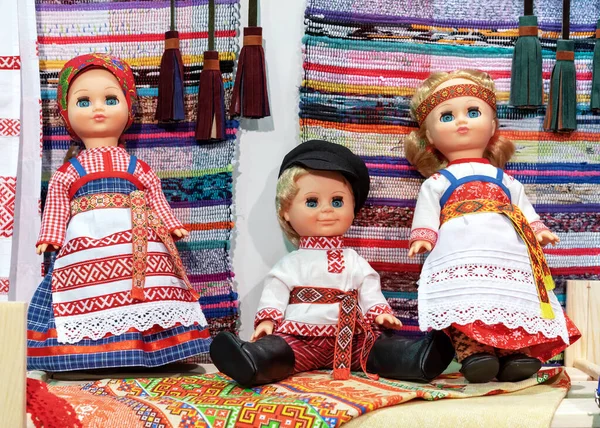 Детские куклы в национальных русских костюмах . — стоковое фото